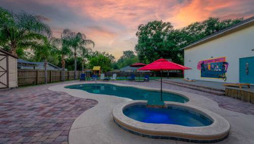 Tropical Oasis- Pickleball, Pool, Hot Tub- 15 min to beach - Photo 4