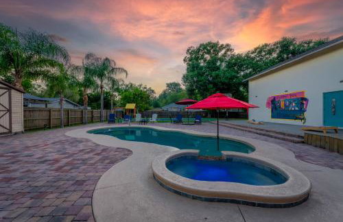 Tropical Oasis- Pickleball, Pool, Hot Tub- 15 min to beach - Photo 4