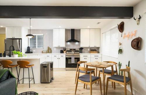 Wild West Disco Haus! Sleeps 12, Hot Tub + Gym! - Foto 5