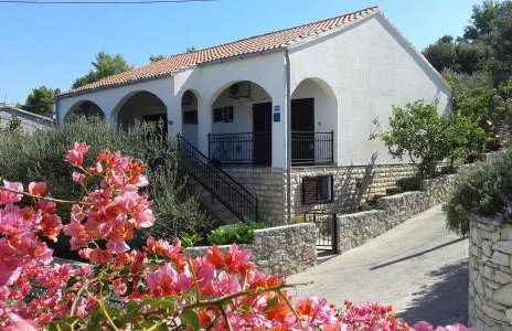 Apartments by the sea Stomorska, Solta - 11298 - Foto 1