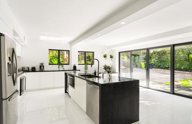 Peaceful 3BD Family House With Pool - Photo 9