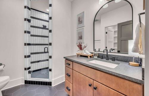 New 2 Luxe Townhomes with Rooftops Sleeps 24 - Foto 22