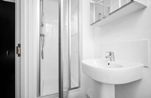 Stylish Manchester 4 Bed House with Garden - 4 Doubles Beds & 1 Single Bed - Sleeps 9 - Salford - FREE PARKING - SMART TVs in every bedroom - FREE NETFLIX - 6 min to City Centre, Close to Trafford Centre, Etihad Stadium, Manchester Arena, Clubs & more - Foto 6