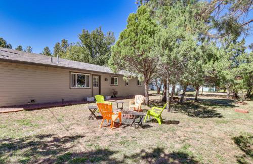 Near Woodland Lake Park Home with Fire Pit! - Foto 21