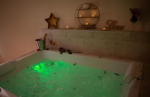 Le Mas aux Amoureux , Suite Romantique et Spa - Foto 9