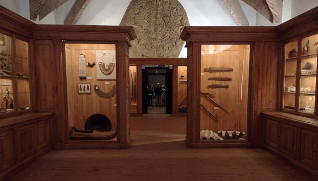 Visita guiada por el Museo de América - Foto 3, Sala con diferentes piezas y una estela maya al fondo