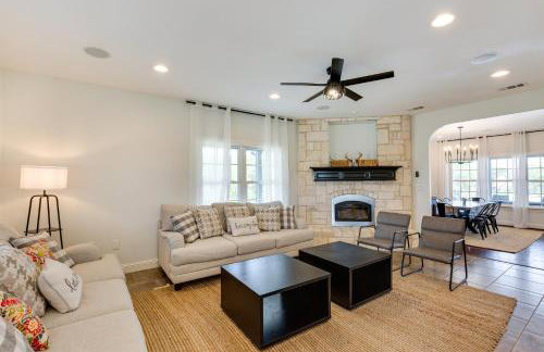 Unwind Fireside Wills Point Gem with Hot Tub and Pond - Foto 4