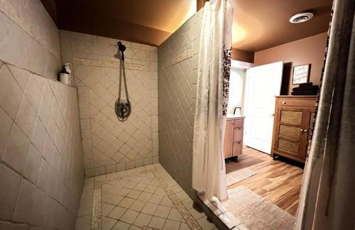 Woodshores Retreat - cozy retreat, hot tub, Lk MI - Photo 28
