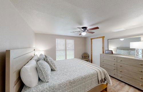 Walk to Medina River Cowboy Cottage with BBQ Pit - Foto 9