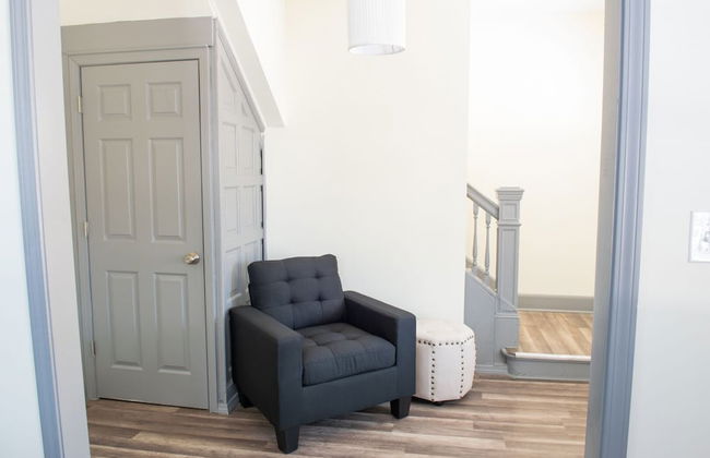 The Eastside Manor - Private Yard & Parking, Near Falls & Casino by Niagara Hospitality - Photo 16