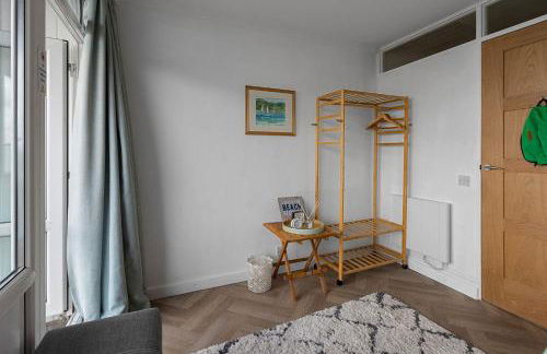 Seaside Rendezvous - Sleeps 7, Sea Views & Parking - Foto 31