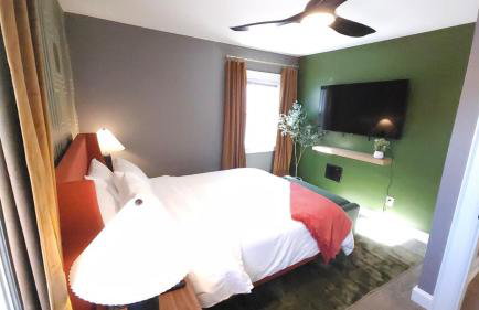 The Funky Fun Haus - Pickleball, Hot Tub, Arcade - Photo 5