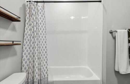 Exceptional 2BR in Prime Location Top Amenities - Foto 34