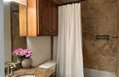 Lakeside Retreat with pool, dock & game room - Foto 30