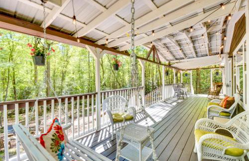 8 Mi to Helen: Sautee Nacoochee Home w/ Hot Tub - Foto 1