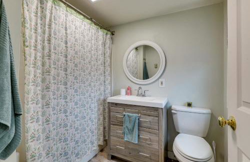 Expansive Wilmot Escape with Deck Near Skiing! - Foto 16