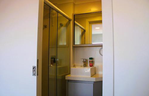 Apto de duas suítes com vista mar - 100 metros da praia em Canasvieiras - Foto 5