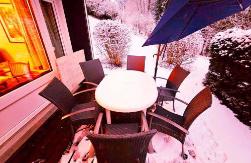 Winterberg Appartement 6 Pers aan Skilift grootste Skigebied nabij Bikepark Unieke locatie met zeer rustige tuin in het bos en het gezellige centrum leuke cafes restaurants en gratis zwembad sauna relax speelruimte parkeerplaats naast Der Brabander - Foto 29