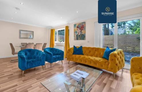 MUIRTON HOUSE - INVOICE and REDUCED PRICE only via SUNRISE SHORT LETS DUNDEE, 4 Bed House, 4 Car Parking, 2 Baths, 5 Smart TVs, Fully Equipped Kitchen, Large Dining and Living Space, Rear Garden, Free WiFi, and ONLY 9 Mins to STANNERGATE Ports - Foto 1