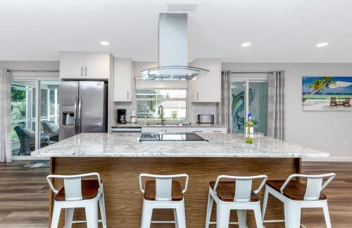 Modern Home, Heated Pool, Close to Beaches! - Foto 30