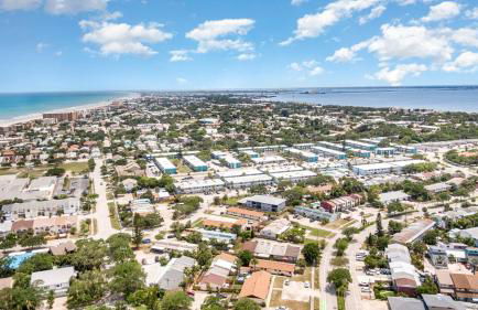 Beachside Bungalow- 2 minutes from the beach! - Foto 8