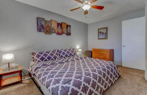 Luxe on Penn Family Friendly, Toddler amenities, baby proof with baby gate, toys, bath toys, cups and plates, Separate Workstation with Desk and Monitor, located in desirable SE Boise next to the Greenbelt and Boise River - Foto 21