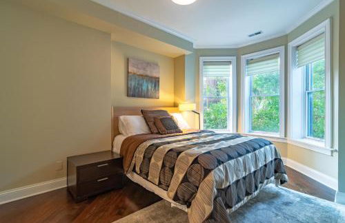 Luxurious Gold Coast 4BR 4-Story Villa with Parking Sleeps 12 Guests - Photo 30