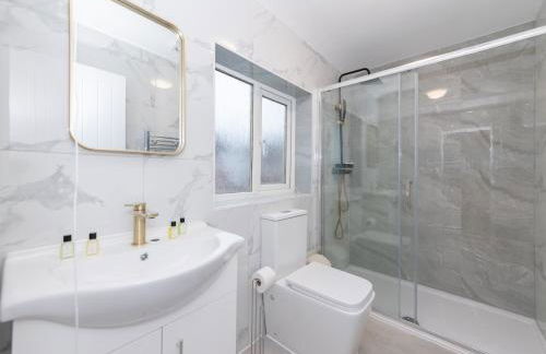 Charming Modern Home in Central Wokingham - Pass the Keys - Foto 32