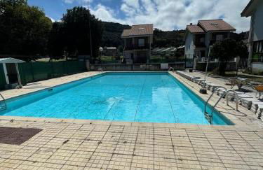 Chalet en urbanización con piscina - Foto 2