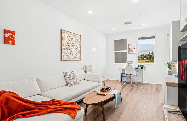 Chic Modern Retreat With Stunning Views - Photo 7