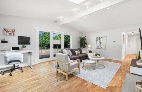 Mid-Century Modern Home - 3-Bedroom Rambler - Foto 10