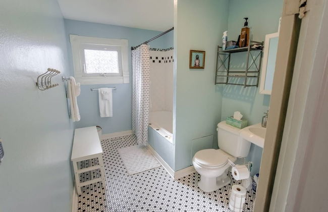 Pet Friendly 1900 Classic 3 Bedroom Value - Photo 23