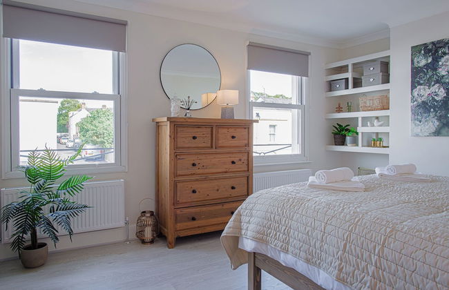 Stunning Townhouse with Large Garden - Photo 6