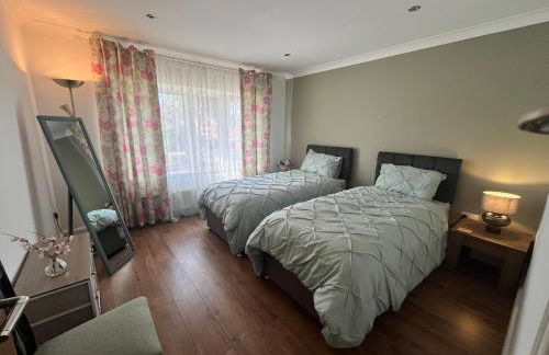 Spacious modern three Bedroom Bungalow ample parking - Foto 49