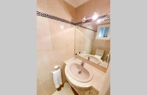 Large Ground Floor Apartment with Private Garden and Beach Access - Photo 52