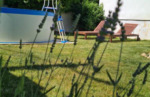 Vacation house with private pool and yard - Photo 23