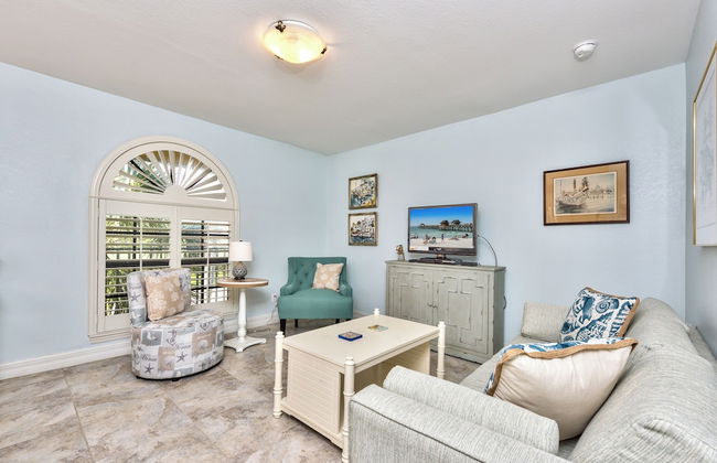Le Monaco - Romantic 1 BR Condo Steps from 5th Ave S. Chic Coastal Retreat with King Bed and Beach Access. Perfect Location for Couples Near Dining, Shopping, and Naples Beach - Foto 6