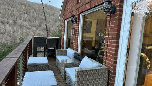 Romantic Getaway or Family Vacay with Mountain Views & Hot Tub - Foto 5