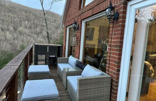 Romantic Getaway or Family Vacay with Mountain Views & Hot Tub - Foto 5