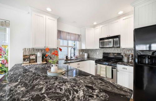 Rare 2BR Modern Urban Escape Free Parking - Foto 16