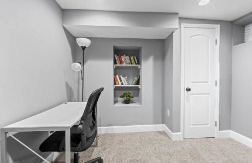 Charming Home Parking, Sleeps 10, WFH Space - Foto 14