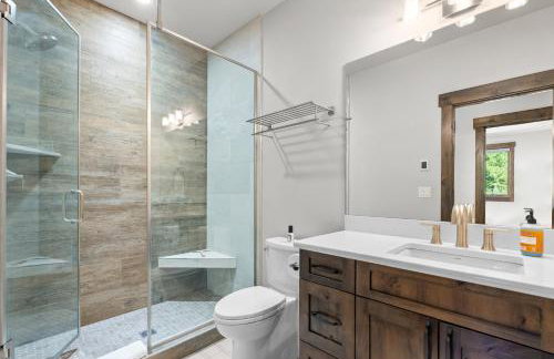 Snowghost Den-Luxury Ski In Ski Out Home Sleeps 9 with 3 Bedrooms 2 and a half Bathrooms and Private Hot Tub - Foto 13