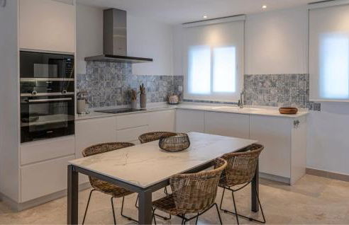 Serene hideaway, luxurious 2-bedroom penthouse apartment in the exclusive Paraíso Pueblo - Photo 13