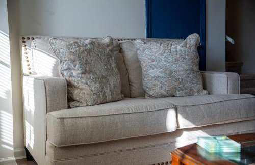 Charming 3 Bedroom Home with Spacious Living and Convenient to Shopping & Interstate - Foto 11