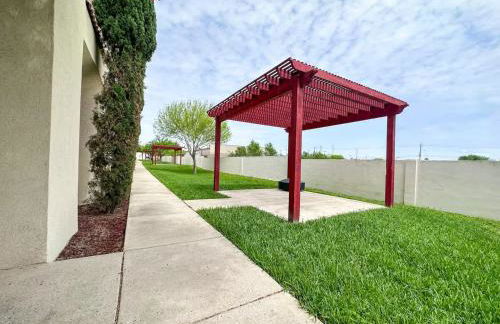 Luxurious Condo with Pool & Garage Close to Shopping - Foto 4