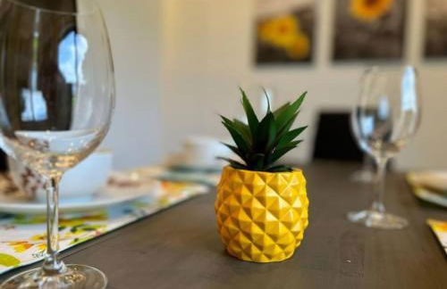 Sunny Delight Home Near Airport - Photo 46