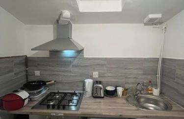 Self Contained Studio - Belinda Road - Foto 7