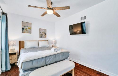 Modern Pool house with hot tub and relaxing backyard - Foto 11