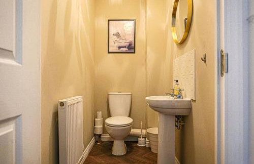 Luxury 5 Bedroom 3 Bathroom House - Smart TVs with Sky and Netflix, Super Fast WiFi, Free Parking by Yoko Property - Foto 43