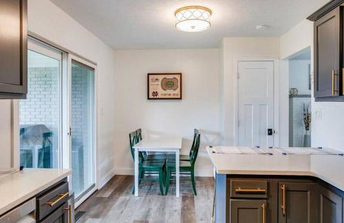 Beautifully Renovated Home Corner of ND and Angela - Foto 31